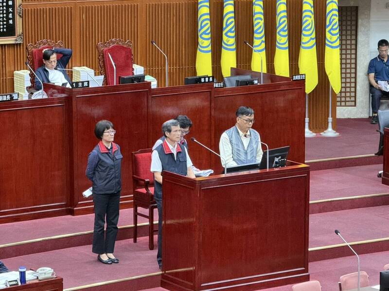 台北市议会警政卫生部门质询,台北市警察局长李西河(左二)回应15岁少年无照车祸案。(记者甘孟霖摄) 台北市议会警政卫生部门质询,台北市警察局长李西河(左二)回应15岁少年无照车祸案。(记者甘孟霖摄)