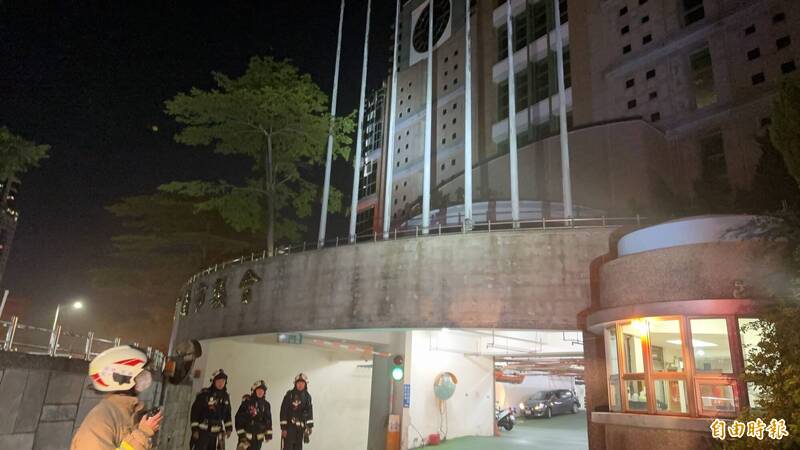 基隆市议会失火,消防员到场灌救。(记者林嘉东摄) 基隆市议会失火,消防员到场灌救。(记者林嘉东摄)