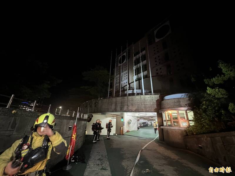 基隆市议会失火,大批消防队员布水线灌救。(记者林嘉东摄) 基隆市议会失火,大批消防队员布水线灌救。(记者林嘉东摄)