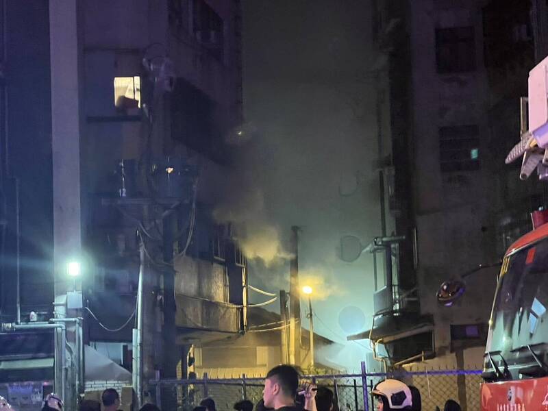 起火位置是这栋7楼建筑的2楼,消防员亦于2楼发现,陈姓中年独居男子倒在卧房。(消防局提供) 起火位置是这栋7楼建筑的2楼,消防员亦于2楼发现,陈姓中年独居男子倒在卧房。(消防局提供)