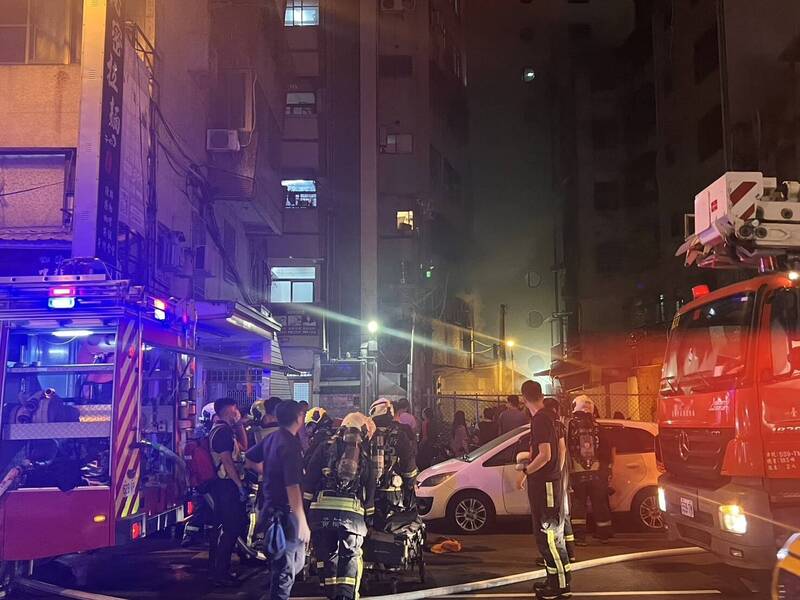 消防员驰抵现场,先疏散7楼住宅的居民。(消防局提供) 消防员驰抵现场,先疏散7楼住宅的居民。(消防局提供)