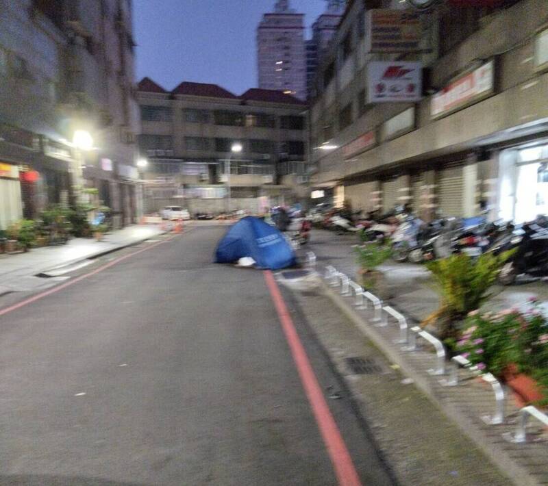 中年男子倒卧社区旁马路,警方用帐棚盖住遗体,并调查身分与坠楼位置。(记者张瑞桢翻摄) 中年男子倒卧社区旁马路,警方用帐棚盖住遗体,并调查身分与坠楼位置。(记者张瑞桢翻摄)