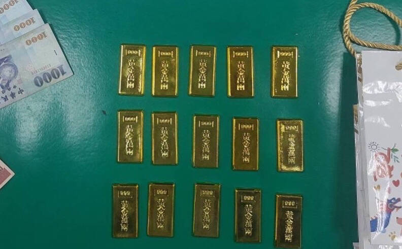 高市警方逮捕陈姓车手起出5.2公斤假黄金。(民众提供) 高市警方逮捕陈姓车手起出5.2公斤假黄金。(民众提供)