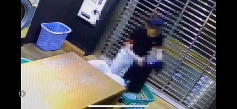 赖女行窃时被录下的身影。(记者邱俊福翻摄) 赖女行窃时被录下的身影。(记者邱俊福翻摄)