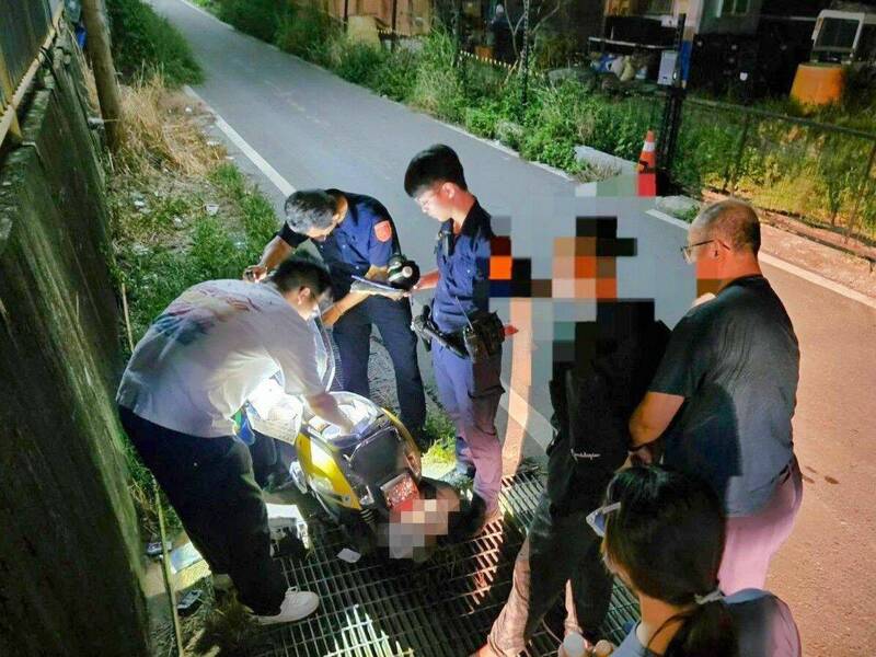 南投信义乡近日有诈团取卡手流窜收卡,以交卡赚现金引诱民众上当,警方则与被害人合作,联手逮捕取卡手。(信义警方提供) 南投信义乡近日有诈团取卡手流窜收卡,以交卡赚现金引诱民众上当,警方则与被害人合作,联手逮捕取卡手。(信义警方提供)