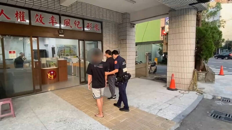 警方循线查缉到疑似吸毒的2人。(民众提供) 警方循线查缉到疑似吸毒的2人。(民众提供)