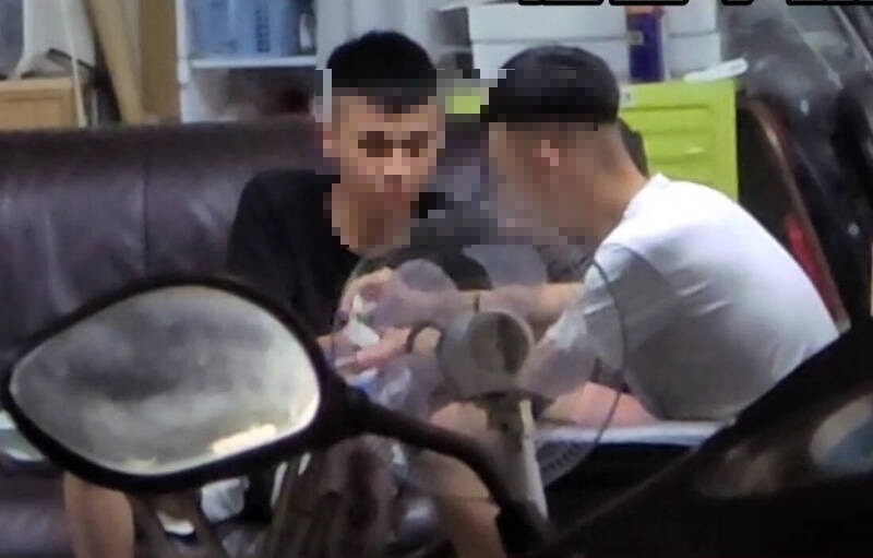 高雄民众在铁道一街运动时闻到刺鼻塑胶味,惊见2名年轻男子坐在开放式店面疑似拉K。(撷取自社会事新闻影音)
高雄民众在铁道一街运动时闻到刺鼻塑胶味,惊见2名年轻男子坐在开放式店面疑似拉K。(撷取自社会事新闻影音)