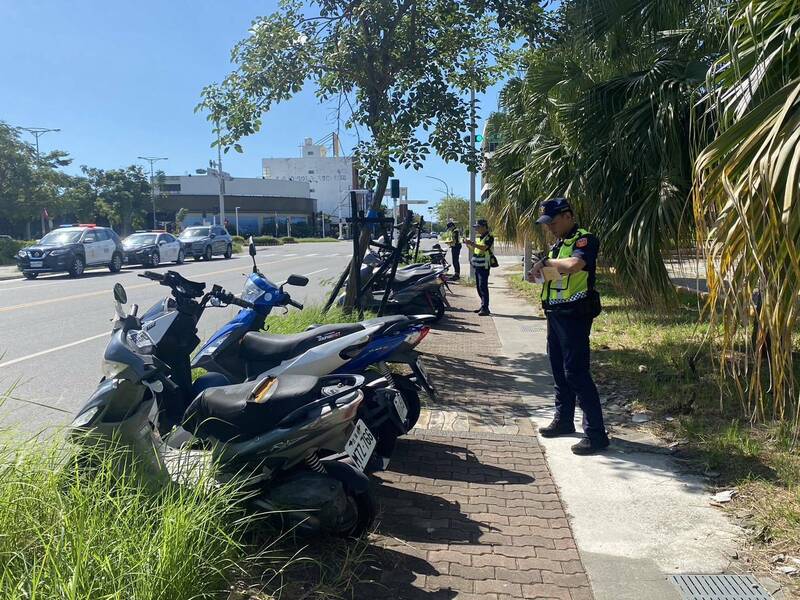 台东警方今天开始在台东火车站周边取缔机车违停。(记者黄明堂翻摄) 台东警方今天开始在台东火车站周边取缔机车违停。(记者黄明堂翻摄)
