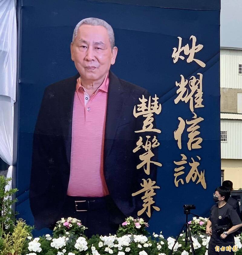 传奇「老立仔」告别式今天举行;昔金钱豹聚会,爆3检、1警喝花酒案外案遭惩。(记者汤世名摄) 传奇「老立仔」告别式今天举行;昔金钱豹聚会,爆3检、1警喝花酒案外案遭惩。(记者汤世名摄)