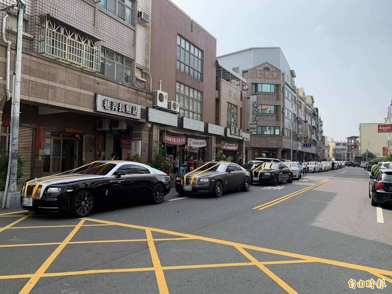 「老立仔」告别式今天举行,市值数亿元的超跑、黑头车前往送行。 (记者汤世名摄) 「老立仔」告别式今天举行,市值数亿元的超跑、黑头车前往送行。 (记者汤世名摄)