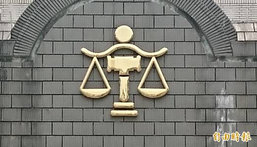 骑士江男辩称是对方过马路时滑手机慢慢走,才会按喇叭催促,但仍被法官依强制罪判拘55日。(资料照) 骑士江男辩称是对方过马路时滑手机慢慢走,才会按喇叭催促,但仍被法官依强制罪判拘55日。(资料照)