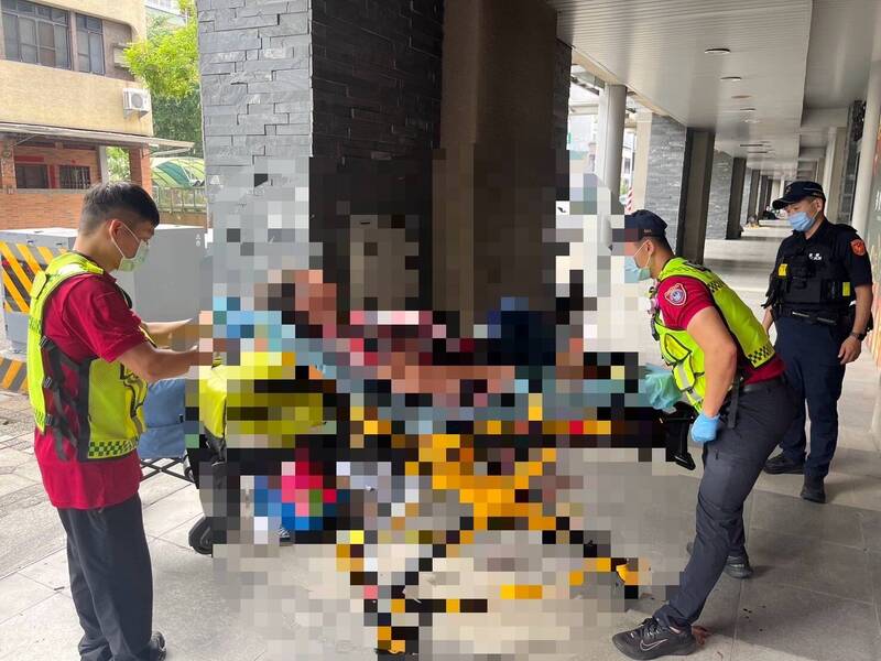 救护人员将伤者送医。(读者提供) 救护人员将伤者送医。(读者提供)