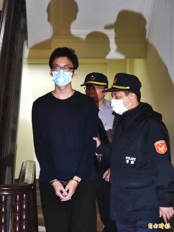 犯下北捷4死22伤命案的郑捷(左),在今日被最高法院判决4个死刑定谳。(资料照,记者方宾照摄) 犯下北捷4死22伤命案的郑捷(左),在今日被最高法院判决4个死刑定谳。(资料照,记者方宾照摄)
