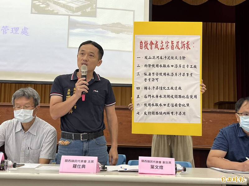 无党籍新竹县关西镇民代表会主席罗仕典(站立者)因涉嫌违反贪污治罪条例,被新竹地检署声押禁见;法院审理后,裁定罗仕典以30万元交保。(记者廖雪茹摄) 无党籍新竹县关西镇民代表会主席罗仕典(站立者)因涉嫌违反贪污治罪条例,被新竹地检署声押禁见;法院审理后,裁定罗仕典以30万元交保。(记者廖雪茹摄)