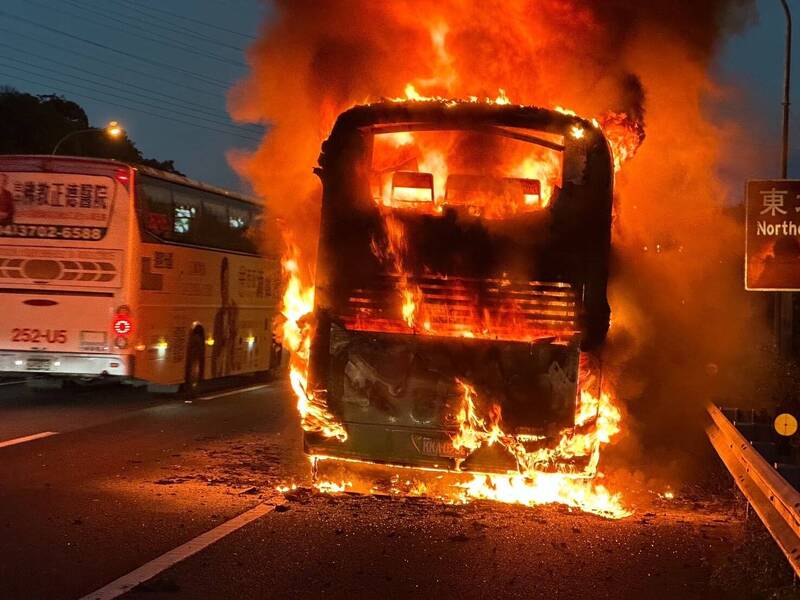 大都会客运2088号公车今天下午行经国道1号北上路段发生火警。 (记者林嘉东翻摄) 大都会客运2088号公车今天下午行经国道1号北上路段发生火警。 (记者林嘉东翻摄)