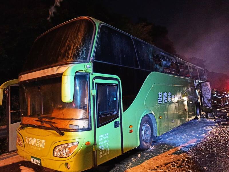 大都会客运2088号公车今天下午行经国道一号北上2.7公里路段突然起火燃烧,驾驶赶紧疏散44名乘客下车,幸无人受伤。 (记者林嘉东翻摄) 大都会客运2088号公车今天下午行经国道一号北上2.7公里路段突然起火燃烧,驾驶赶紧疏散44名乘客下车,幸无人受伤。 (记者林嘉东翻摄)