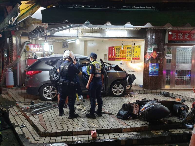 15岁曾姓少年17日傍晚偷开祖父汽车外出,汽车失控造成3人死亡,曾姓少年就读高职表示,对意外感到震惊难过,曾姓少年在校表现正常,无缺旷课纪录,不料放学后竟然发生如此严重意外,校方会持续加强学生的交通安全教育。(资料照) 15岁曾姓少年17日傍晚偷开祖父汽车外出,汽车失控造成3人死亡,曾姓少年就读高职表示,对意外感到震惊难过,曾姓少年在校表现正常,无缺旷课纪录,不料放学后竟然发生如此严重意外,校方会持续加强学生的交通安全教育。(资料照)