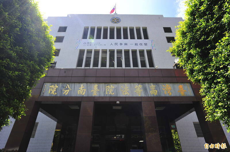 70多岁祖父对国中孙女猥亵,二审改判1年4个月,缓刑2年。(记者王捷摄) 70多岁祖父对国中孙女猥亵,二审改判1年4个月,缓刑2年。(记者王捷摄)