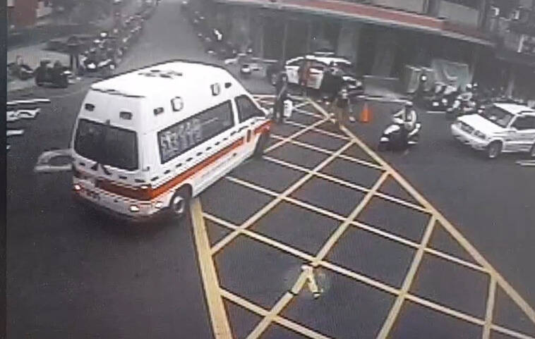 救护车到场将郭翁及陈姓骑士送医。(图由读者提供) 救护车到场将郭翁及陈姓骑士送医。(图由读者提供)
