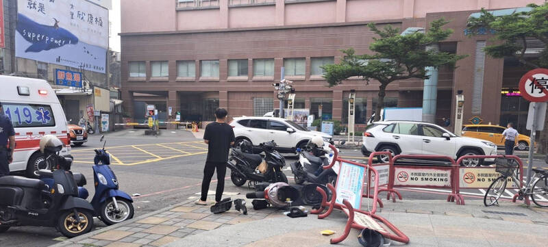 郭翁在医院门口遭撞倒,机车车架受损破碎。(图由读者提供) 郭翁在医院门口遭撞倒,机车车架受损破碎。(图由读者提供)