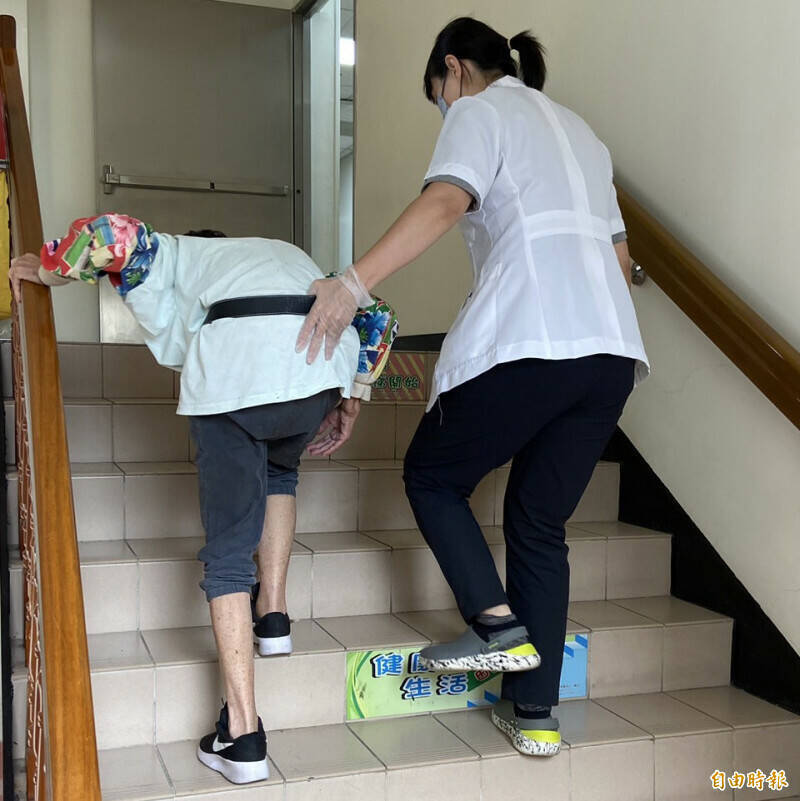 一名老阿嬷在养护之家经常跌倒受伤,家属求偿331万元。示意图,与本新闻无关。(资料照) 一名老阿嬷在养护之家经常跌倒受伤,家属求偿331万元。示意图,与本新闻无关。(资料照)