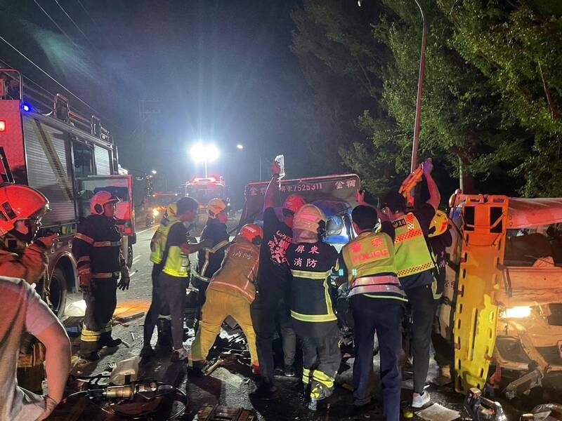 屏东县新园乡义仁路段昨日晚上发生2辆小货车对撞交通事故。(警方提供) 屏东县新园乡义仁路段昨日晚上发生2辆小货车对撞交通事故。(警方提供)