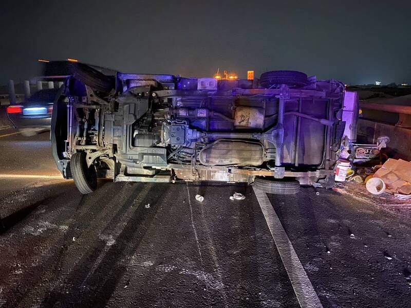台88高架桥车祸,小货车后车斗1男坠落约10米平面道路身亡。(读者提供) 台88高架桥车祸,小货车后车斗1男坠落约10米平面道路身亡。(读者提供)