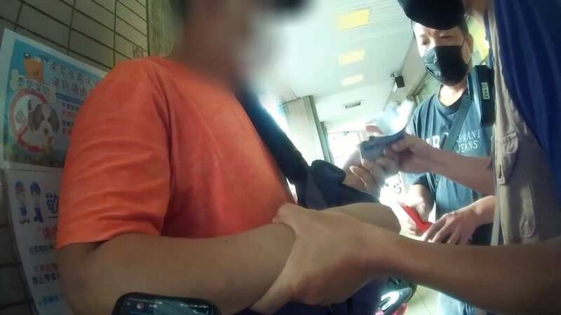 警察发现有愈来愈多香港人到台湾当车手,图为中市警方7月抓到的香港籍陈姓男子,他当时忙著操作ATM。(警方提供) 警察发现有愈来愈多香港人到台湾当车手,图为中市警方7月抓到的香港籍陈姓男子,他当时忙著操作ATM。(警方提供)