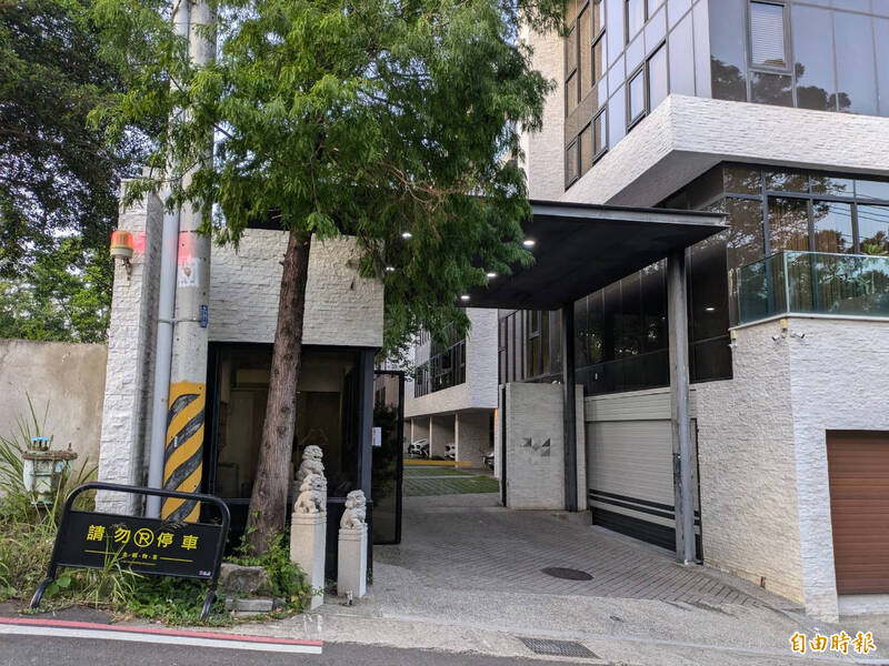 张男把车停在图中大门前的车道上,导致住户汽车无法进出,法院判决他应支付社区125万元罚款。(记者张瑞桢摄) 张男把车停在图中大门前的车道上,导致住户汽车无法进出,法院判决他应支付社区125万元罚款。(记者张瑞桢摄)