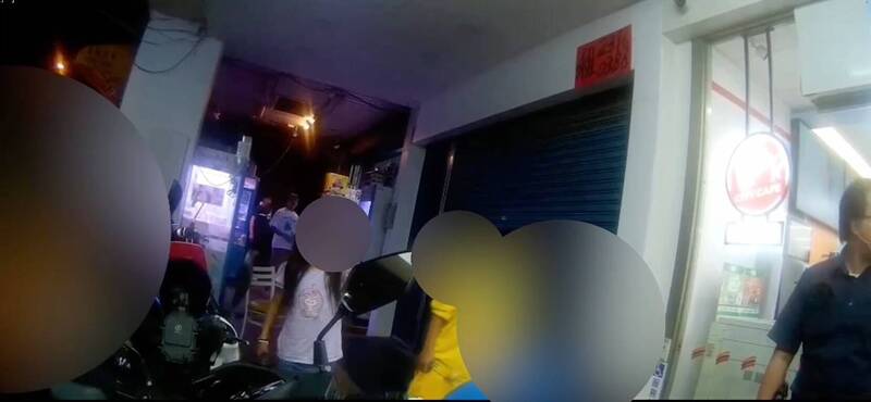 警方驰抵时,双方互指对方的不是,警方惊见现场还有3名小孩。(记者张瑞桢翻摄) 警方驰抵时,双方互指对方的不是,警方惊见现场还有3名小孩。(记者张瑞桢翻摄)