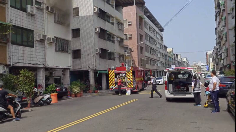 高雄透天厝火警13车29人灌救,3人送医幸意识清楚。(民众提供) 高雄透天厝火警13车29人灌救,3人送医幸意识清楚。(民众提供)