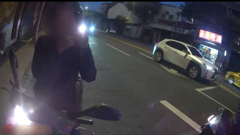 警方拦下苏男。(记者徐圣伦翻摄) 警方拦下苏男。(记者徐圣伦翻摄)