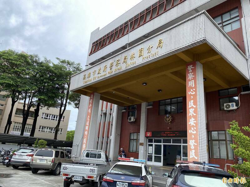 高雄一名女子今天被发现陈尸摩铁,警方勘验现场无外力与打斗痕迹。图为负责侦办的林园警分局。(资料照,记者洪臣宏摄) 高雄一名女子今天被发现陈尸摩铁,警方勘验现场无外力与打斗痕迹。图为负责侦办的林园警分局。(资料照,记者洪臣宏摄)
