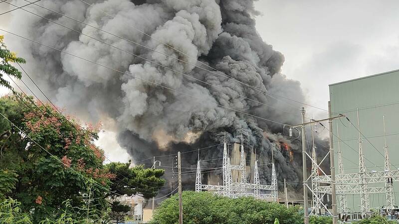 华夏海湾塑胶公司苗栗县头份厂,今(19)日上午9点多发生火警,浓烟冲天。(图由民众提供) 华夏海湾塑胶公司苗栗县头份厂,今(19)日上午9点多发生火警,浓烟冲天。(图由民众提供)