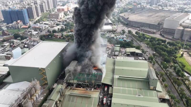 华夏海湾塑胶公司苗栗县头份厂,今(19)日上午9点多发生火警,浓烟冲天,员工已疏散,消防人车已于现场灌救中,消防局也出动空拍机监控火场状况。(图由消防局提供) 华夏海湾塑胶公司苗栗县头份厂,今(19)日上午9点多发生火警,浓烟冲天,员工已疏散,消防人车已于现场灌救中,消防局也出动空拍机监控火场状况。(图由消防局提供)