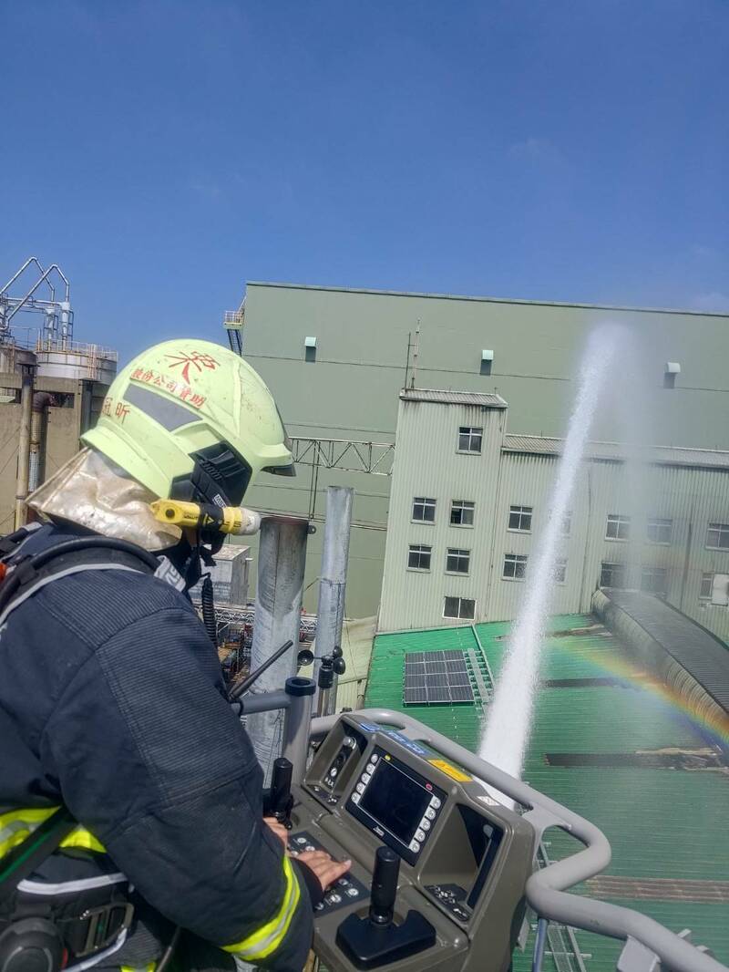 消防人员于外围也以云梯车高空射水防堵。(图由消防局提供) 消防人员于外围也以云梯车高空射水防堵。(图由消防局提供)
