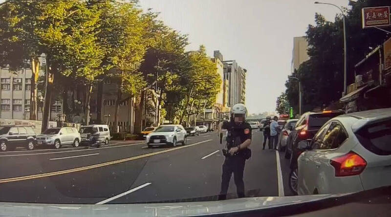 台北市议员徐弘庭昨质询指有民众违停却遭员警掏枪，警察局长李西河允诺精进执法比例。中正二警分局今天也说，衡酌使用警械时机尚无过当，将持续加强相关教育训练。（台北市议员徐弘庭提供）