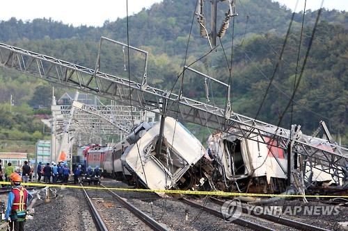 南韩一列通宵载客火车「无穷花号」今凌晨惊传出轨,造成1死8伤,其中一人重伤。(图撷取自韩联社) 南韩一列通宵载客火车「无穷花号」今凌晨惊传出轨,造成1死8伤,其中一人重伤。(图撷取自韩联社)