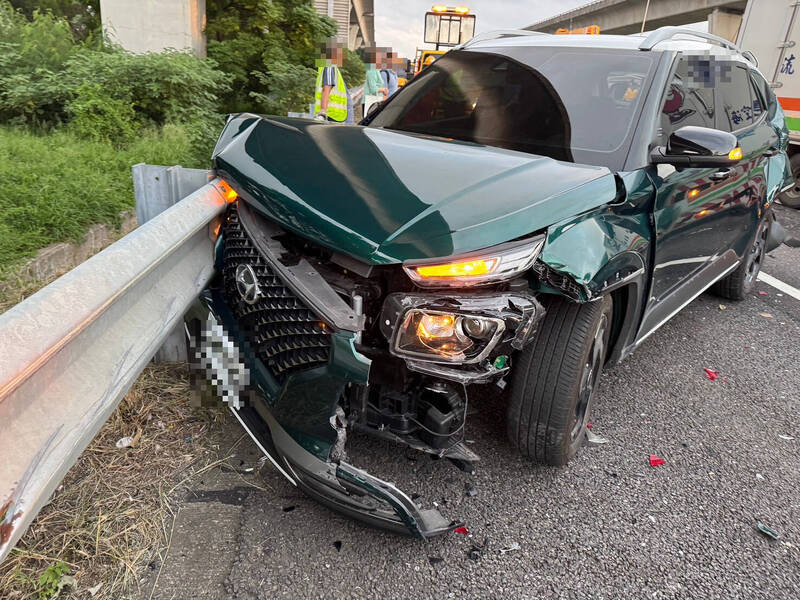 大货车疑未保持车距追撞小客车。(记者黄政嘉翻摄) 大货车疑未保持车距追撞小客车。(记者黄政嘉翻摄)