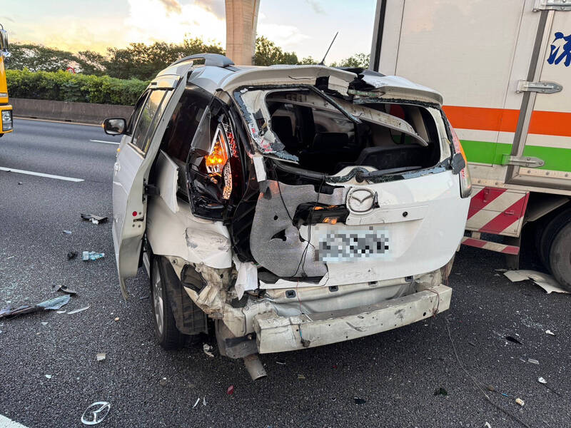 大货车疑未保持车距追撞小客车。(记者黄政嘉翻摄) 大货车疑未保持车距追撞小客车。(记者黄政嘉翻摄)