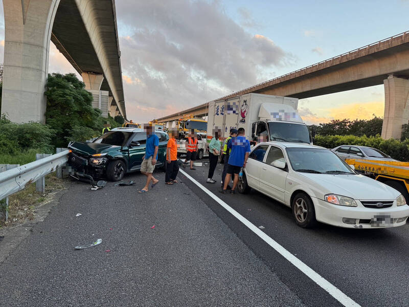 国1南向平镇路段,大货车疑未保持车距追撞3车。(记者黄政嘉翻摄) 国1南向平镇路段,大货车疑未保持车距追撞3车。(记者黄政嘉翻摄)