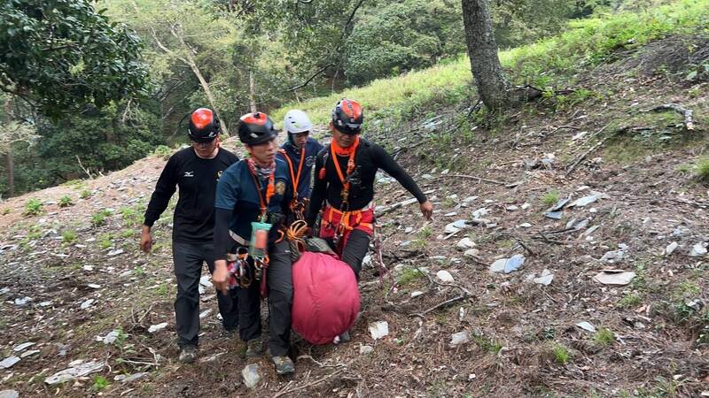 南投县消防局搜救人员,将坠谷身亡的谢姓女子遗体搬运至无双部落。(南投县消防局提供) 南投县消防局搜救人员,将坠谷身亡的谢姓女子遗体搬运至无双部落。(南投县消防局提供)