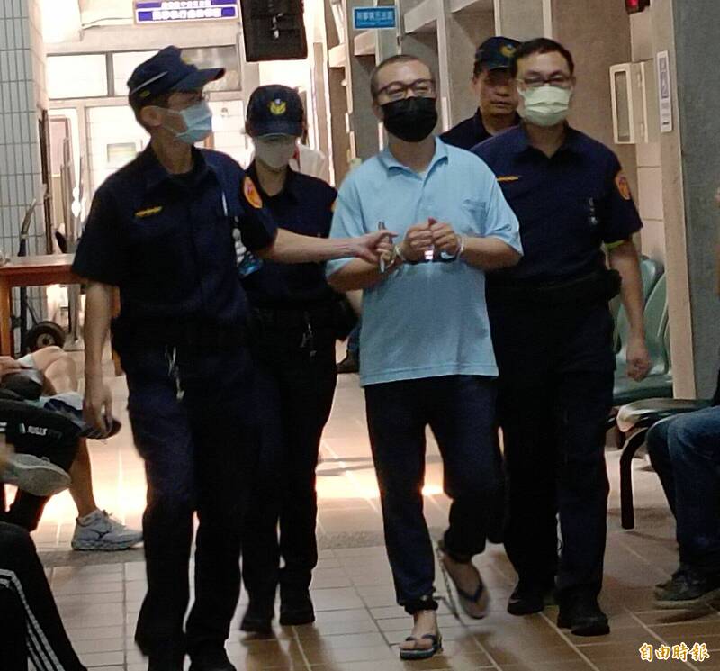 检警侦办前警官林明佐涉贪,陈政谷(中)今天首度开庭,强调非九州集团总裁,对检方起诉全盘否认。(记者陈建志摄) 检警侦办前警官林明佐涉贪,陈政谷(中)今天首度开庭,强调非九州集团总裁,对检方起诉全盘否认。(记者陈建志摄)