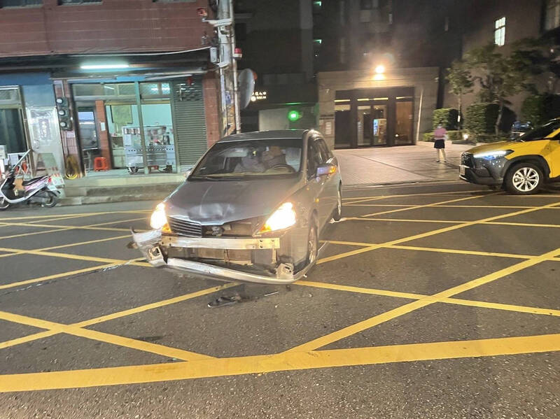 徐男车辆保险损坏,骑士何男则连人带车测滑至民宅,撞破铝门窗。(记者李容萍翻摄) 徐男车辆保险损坏,骑士何男则连人带车测滑至民宅,撞破铝门窗。(记者李容萍翻摄)