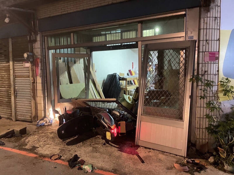 徐男车辆保险损坏,骑士何男则连人带车测滑至民宅,撞破铝门窗。(记者李容萍翻摄) 徐男车辆保险损坏,骑士何男则连人带车测滑至民宅,撞破铝门窗。(记者李容萍翻摄)