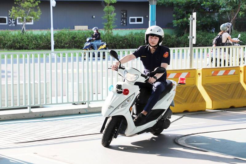 高市府邀请警员拍摄道安短片。(新闻局提供) 高市府邀请警员拍摄道安短片。(新闻局提供)