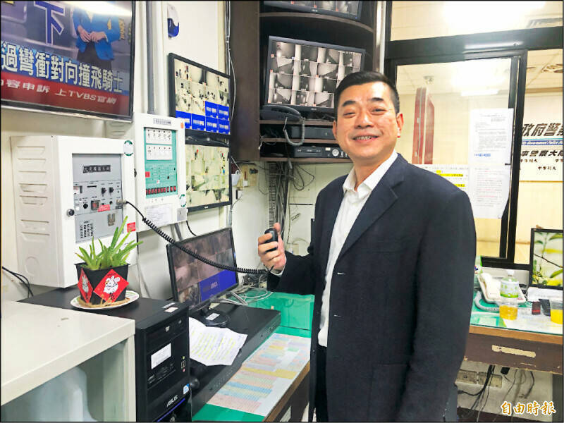 前刑事局警政监林明佐(见图)涉当内鬼,台中地院今天将首度传唤本案关键人物,九州集团总裁的陈政谷出庭。(资料照) 前刑事局警政监林明佐(见图)涉当内鬼,台中地院今天将首度传唤本案关键人物,九州集团总裁的陈政谷出庭。(资料照)
