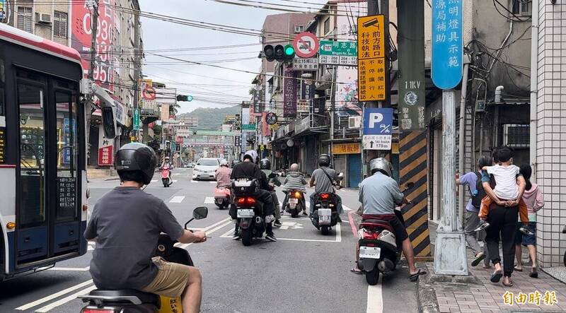 泰山区明志路一段与泰林路二段交会处新增科技执法,取缔不停让行人、闯红灯、未依标志标线号志行驶。 (记者董冠怡摄) 泰山区明志路一段与泰林路二段交会处新增科技执法,取缔不停让行人、闯红灯、未依标志标线号志行驶。 (记者董冠怡摄)