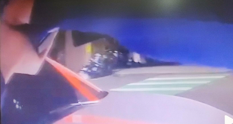 警方拔枪示意驾驶人下车。(警方提供)
警方拔枪示意驾驶人下车。(警方提供)