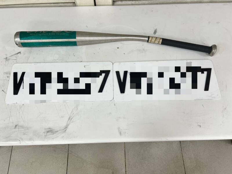 假车牌越来越泛滥,且经常涉及诈骗等犯罪。新竹县政府警察局统计今年1月起迄今(21日)已取缔893件各项牌照违规案,图为竹北警方查获悬挂假车牌毁损案。(警方提供) 假车牌越来越泛滥,且经常涉及诈骗等犯罪。新竹县政府警察局统计今年1月起迄今(21日)已取缔893件各项牌照违规案,图为竹北警方查获悬挂假车牌毁损案。(警方提供)